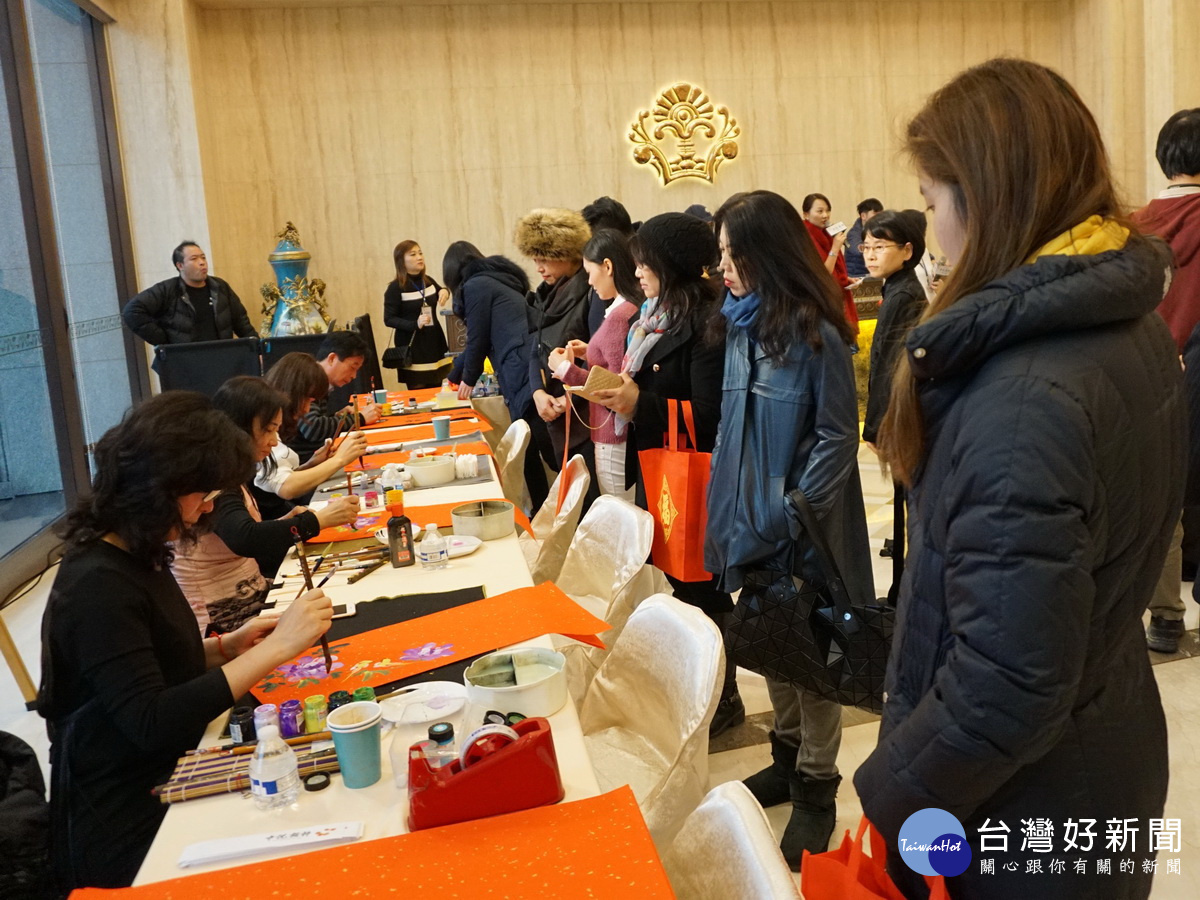 「中悅栢軒」舉辦「品春茗寫春聯」活動 ,邀請書法大師及國畫老師現場揮毫作畫。