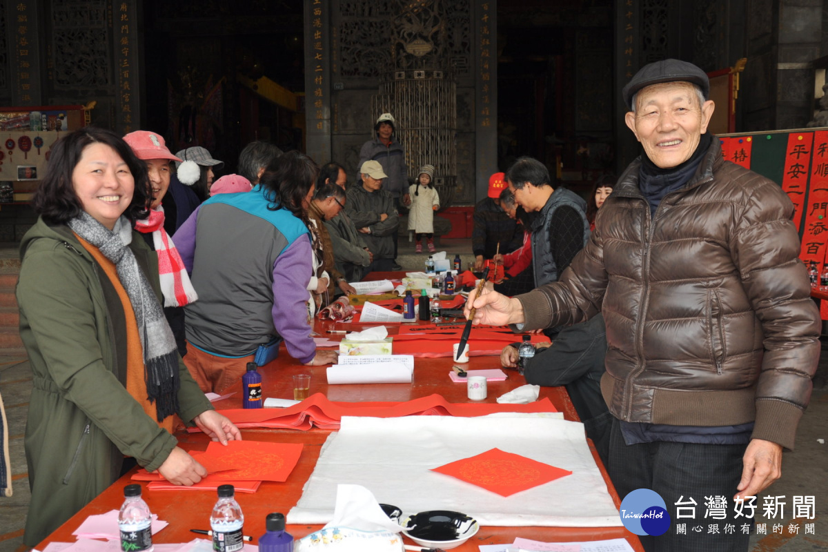 李麗琴(左)擔任郭源下大師助手。