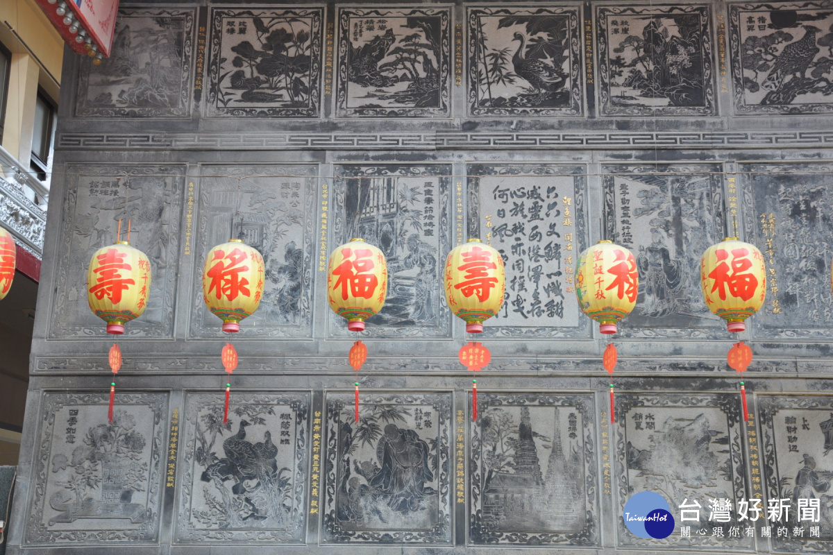 慶安宮懸掛的大燈，福祿壽3字是郭源下大師墨寶。