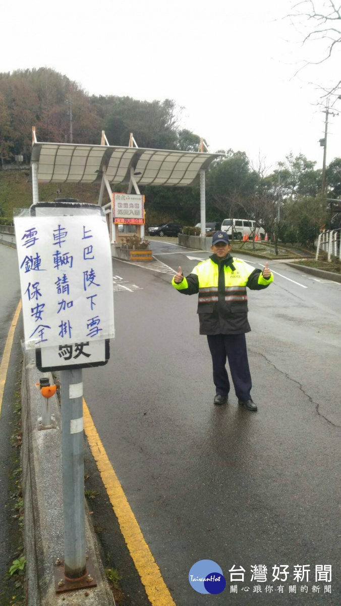 復興區拉拉山下起瑞雪，場面壯觀，警方要求車輛加掛雪鏈，以維安全。(記者陳寶印攝)