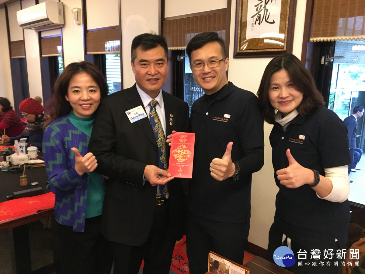 主辦人苗栗社社長李滄堯(左二)代表將愛心捐予台灣世界展望會。