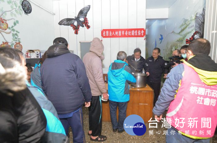 桃園市長鄭文燦在社會局長古梓龍陪同下,前往桃園區街友外展服務中心,訪視及關懷街友。