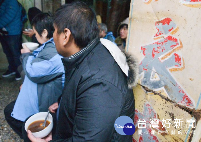 桃園市長鄭文燦在社會局長古梓龍陪同下，前往桃園區街友外展服務中心，訪視及關懷街友。