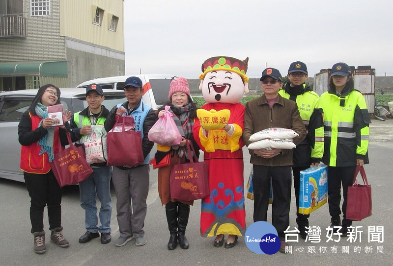 北英獅子會結合華山基金會及北港警分局、北辰守望相助隊等，一同在寒冬中為弱勢獨老送上年菜，溫暖長輩的心。（記者陳昭宗拍攝）