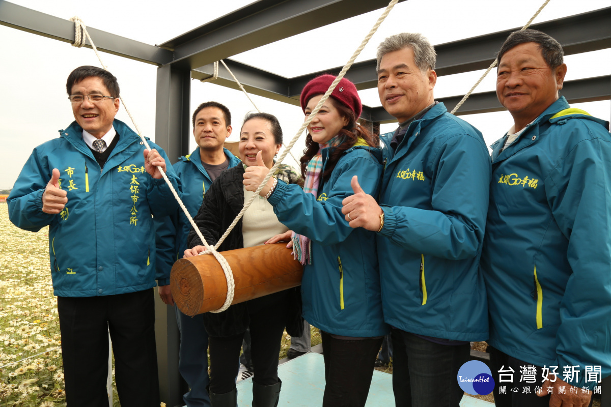 張縣長和地方各界敲響祈福之鐘