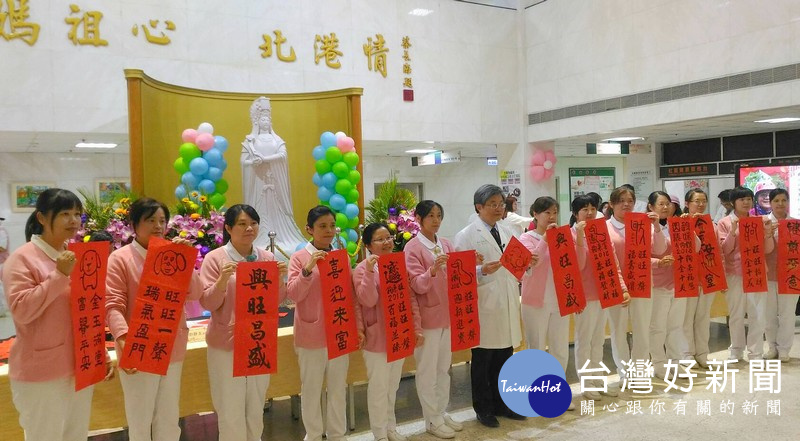 院長吳錫金率醫護人員敬祝鄉親「健康旺旺、幸福滿滿」。(記者陳昭宗拍攝)