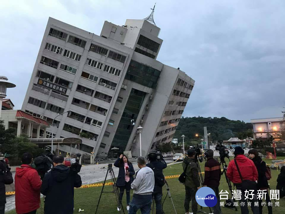 雲門翠堤大樓建築物傾斜45度、底部結構扭曲，二樓被擠壓到一樓，一樓則被擠壓到地下室。（圖／翻攝爆料公社）