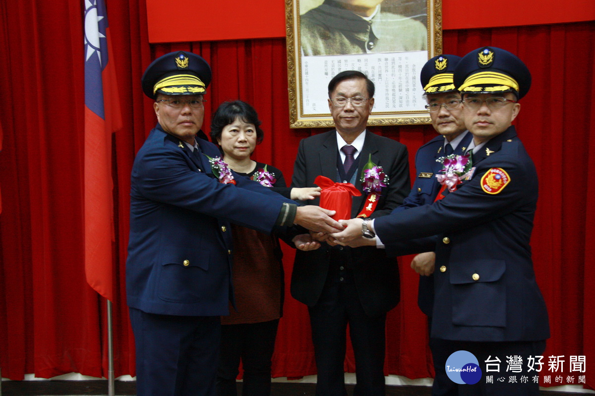 林縣長邱局長為印信交接見證。(記者扶小萍攝)