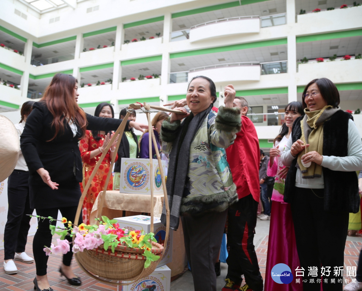 張花冠表示,新住民為嘉義的在地文化添上更豐富絢麗的色彩 (1).JPG