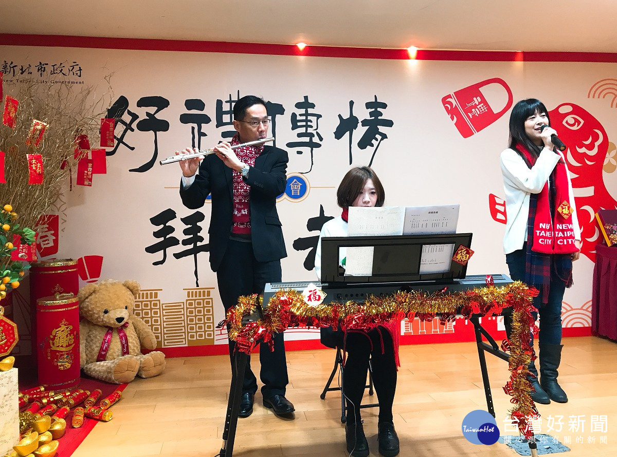 經發局長張峯源率領同仁們演奏「迎春花」,為本次活動揭開序幕。