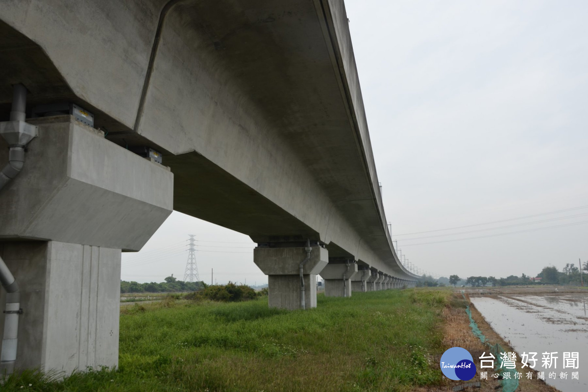 高鐵下方未開闢道路現況。