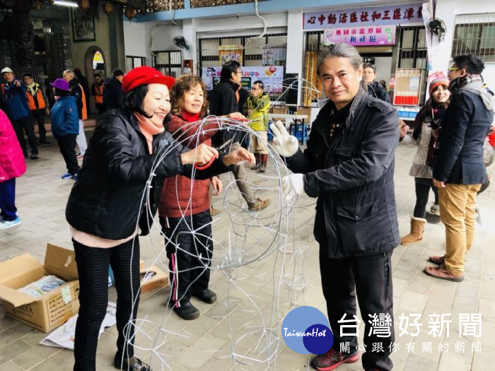 以馬蒂斯公牛為意象的主作品輪廓已初步完成,由藝術家-劉經倫(右一)與居民共同捏製骨架