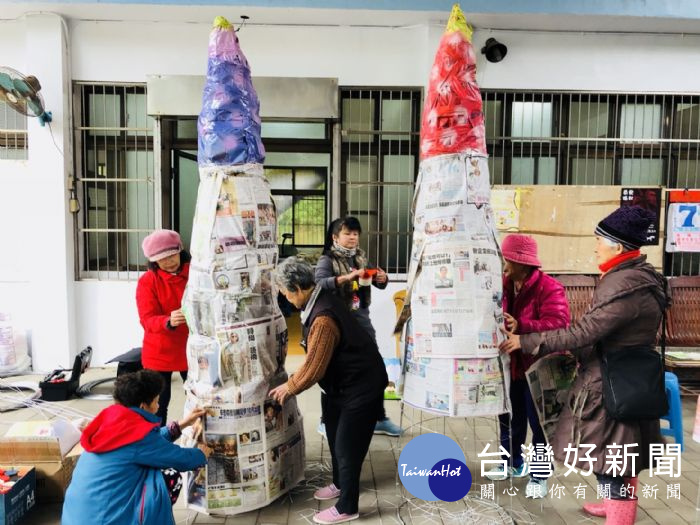 三和居民不畏寒冷,熱情參與藝術品製作。