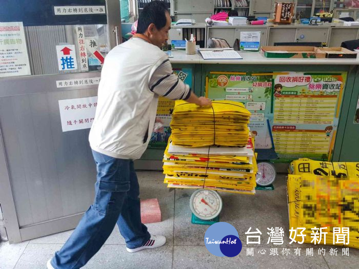 桃園市環保局舉辦「撕小廣告換超商禮券」的活動,成效甚佳。