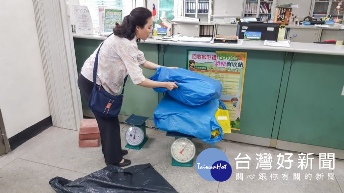 桃園市環保局舉辦「撕小廣告換超商禮券」的活動,成效甚佳。