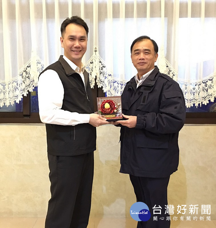 北港警分局長李憲蒼榮陞竹北分局長,警友會北港辦事處舉行歡送餐會,分局幹部並致贈紀念品,離情依依,溫馨感人。(圖/記者陳昭宗拍攝)