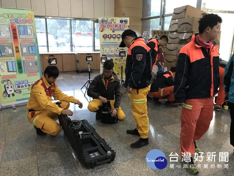 警義消特種搜救隊23人攜帶水平監測儀、大小型破壞工具、聲納探測器、影音探測器、油壓破壞工具組、油壓支撐柱、鑽孔機、削岩機、混泥土切割鏈鋸、砂輪機等地震災害救援裝備。(記者陳昭宗翻攝)