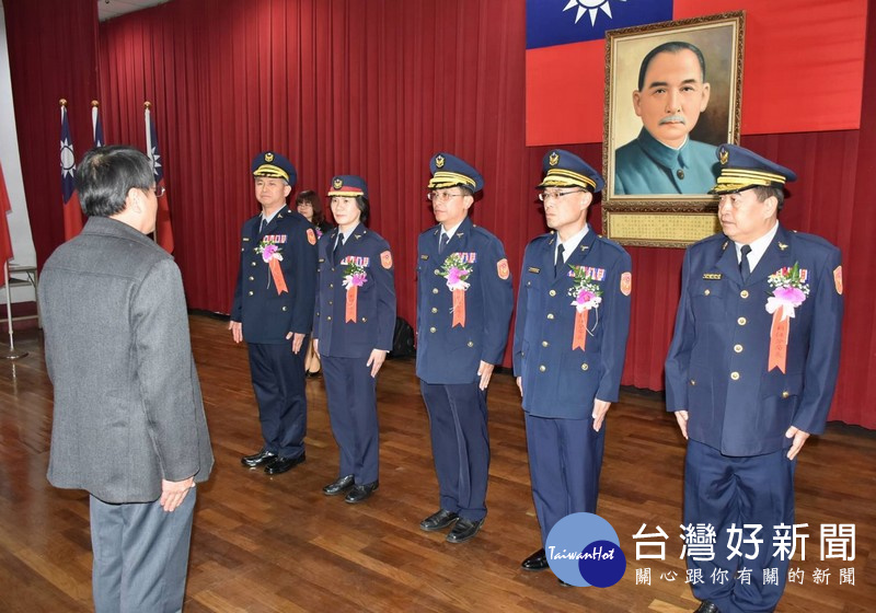 雲林縣警察局卸新任分局長交接典禮,在副縣長丁彥哲與各級民意代表、各界人士觀禮下,宣誓就職到任。(記者陳昭宗拍攝)