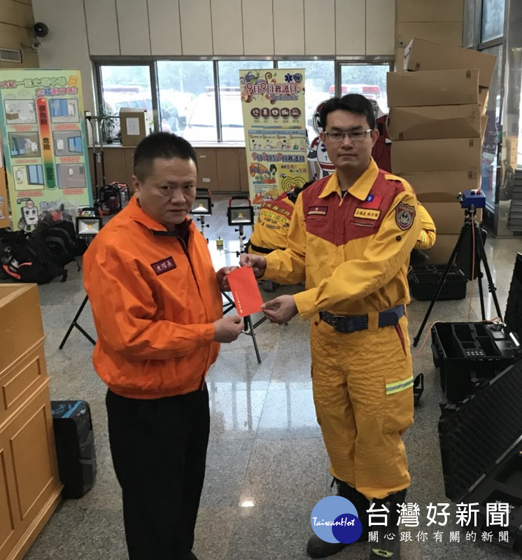 義消第一大隊大隊長李建昇備妥足夠之救災整備資金轉交帶隊官,俾利現場救災運用。(記者陳昭宗翻攝)