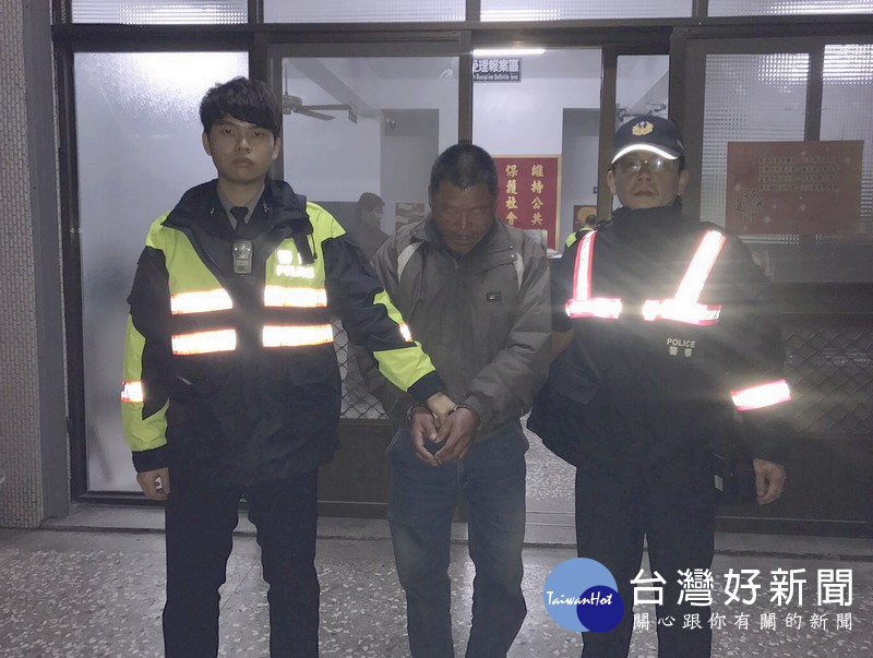 警方獲報到場「救人」，卻聞到濃濃酒味，對肇事駕駛酒測，酒測值高達0.77毫克，遭依公共危險罪移送。（記者陳昭宗拍攝）