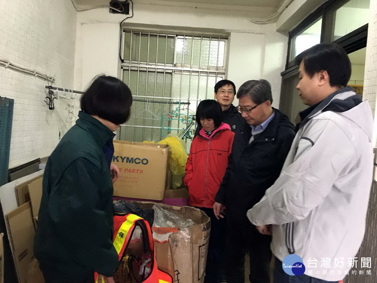 桃園市政府環保局長沈志修(右二)偕同市府清潔大隊長羅文林(右一)共同將愛心物資送達給弱勢資源回收個體戶。