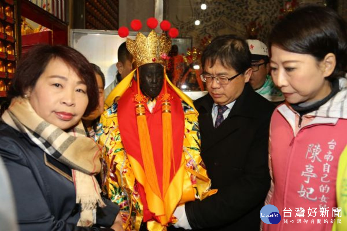 李孟諺市長、市議長賴美惠等恭迎佛祖上神轎。