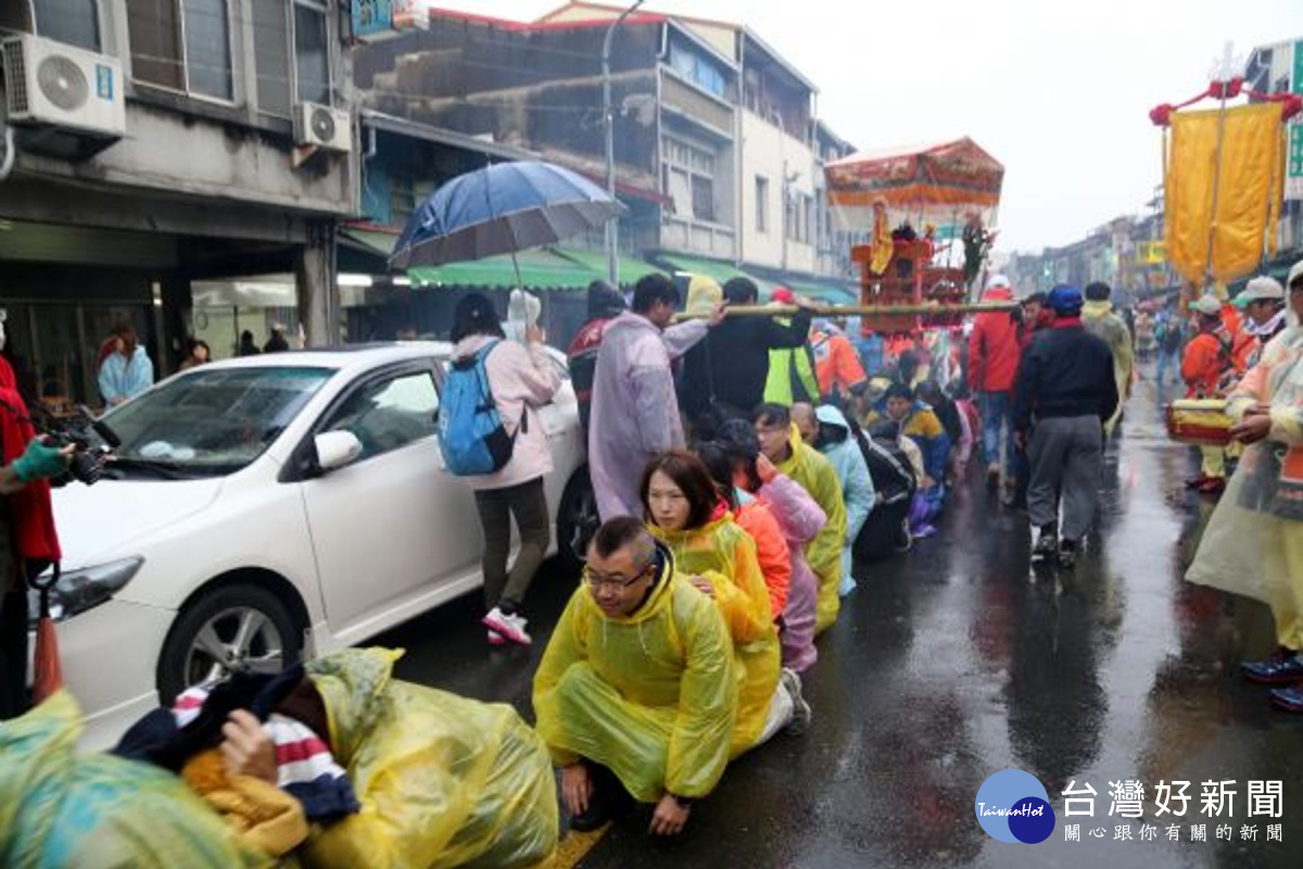 民眾冒雨鑽轎底跪送佛祖回娘家。