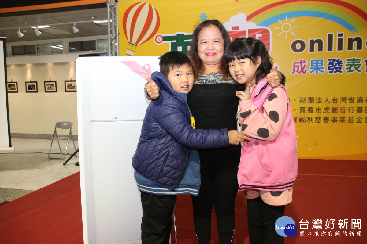 成功換取電冰箱的超級阿嬤-陳碧玲(53歲)與孫子們