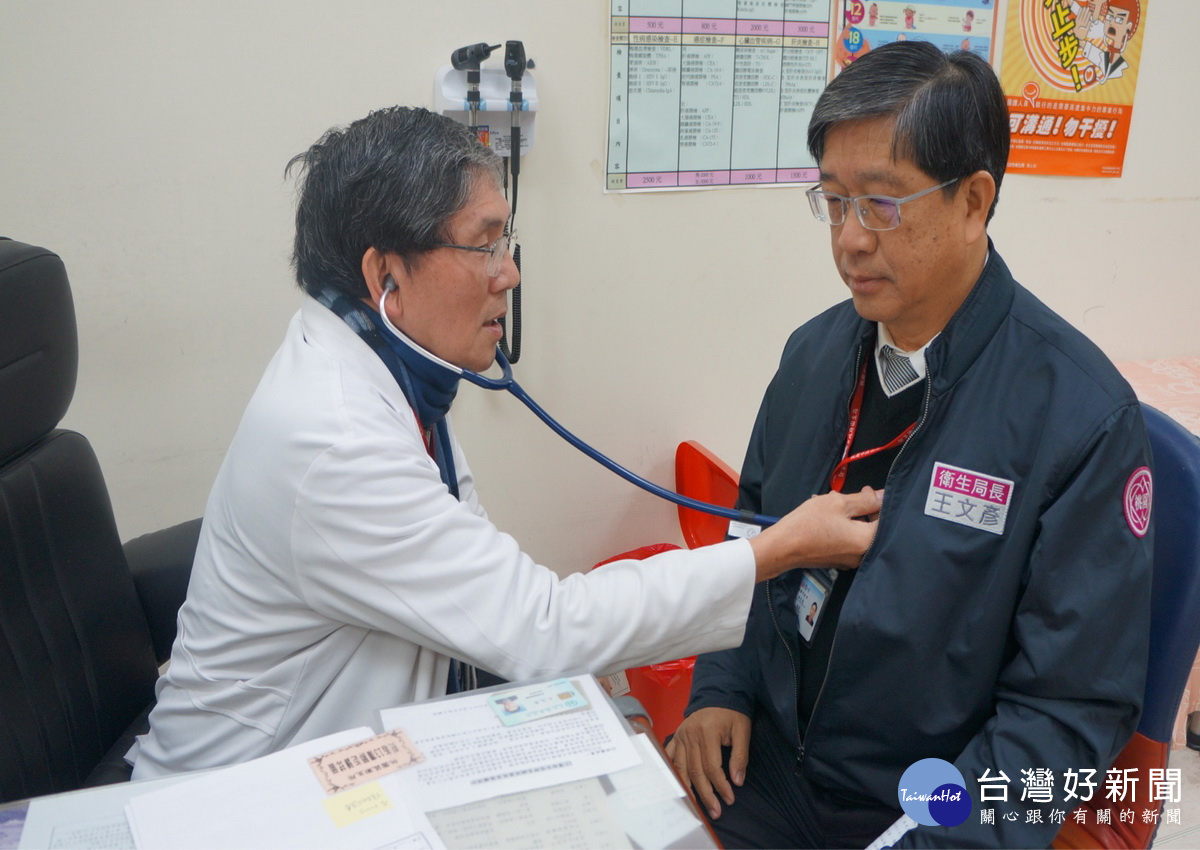 宣導65歲以上老人免費接種「新型」肺炎鏈球菌結合型疫苗政策，衛生局長王文彥親自上線接種。