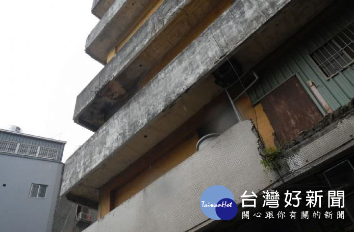 桃園市政府建築管理處提醒屋主做好預防檢查,並提醒行人留意通行安全。