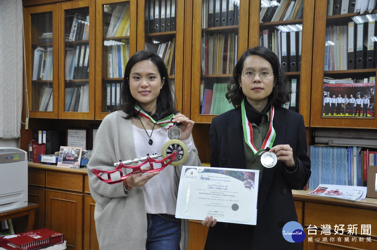 建國科大教師江岱穎(左)、二女兒江岱恩(右)遠征科威特發明競賽榮獲銀牌。