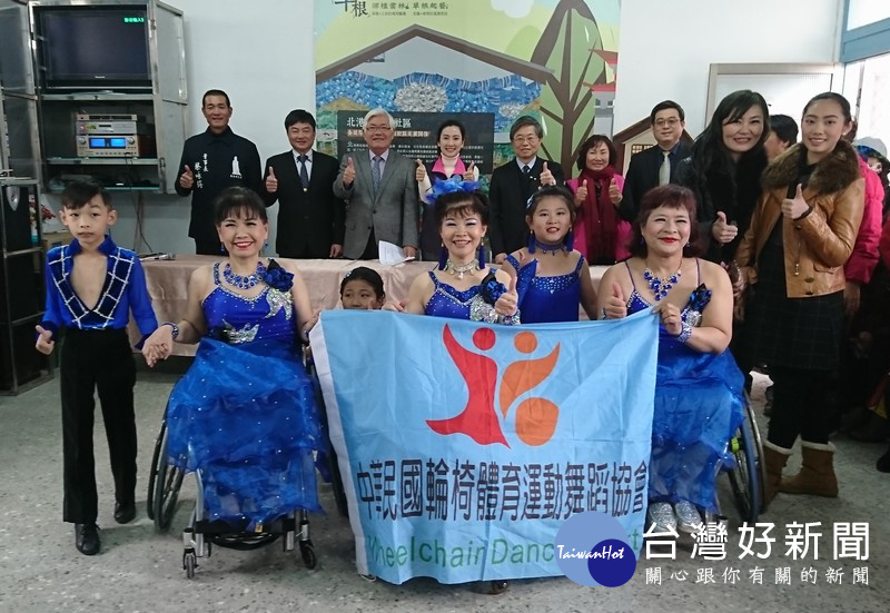 由中華民國輪椅體育運動舞蹈協會帶來精彩演出,為食堂揭牌炒熱氣氛。(記者陳昭宗拍攝)