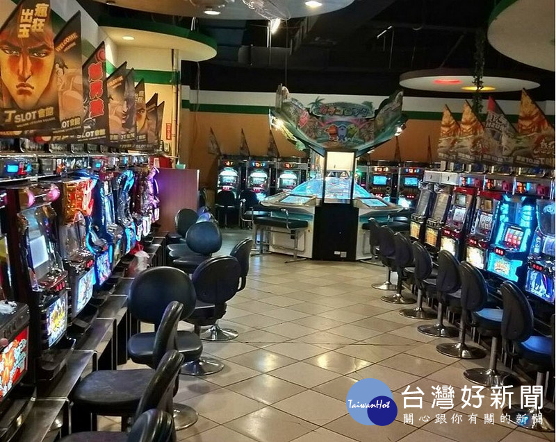 檢警於現場查扣賭博電玩機檯百餘台、現金賭資及積分卡、代幣、賭資流量紀錄之帳冊等證物。(記者陳昭宗翻攝)