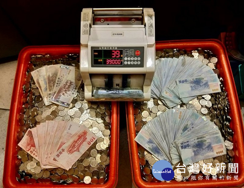 檢警於現場查扣賭博電玩機檯百餘台、現金賭資及積分卡、代幣、賭資流量紀錄之帳冊等證物。(記者陳昭宗翻攝)