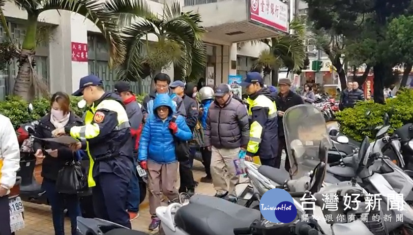 中壢警分局擴大許多便民服務,進行犯罪預防宣導,期能預防各類案件發生,讓民眾過個平安好年。