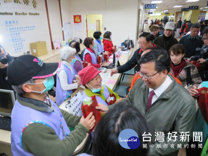 鄭文燦市長至國軍桃園總醫院感謝第一線醫療人員,在農曆春節期間堅守崗位。