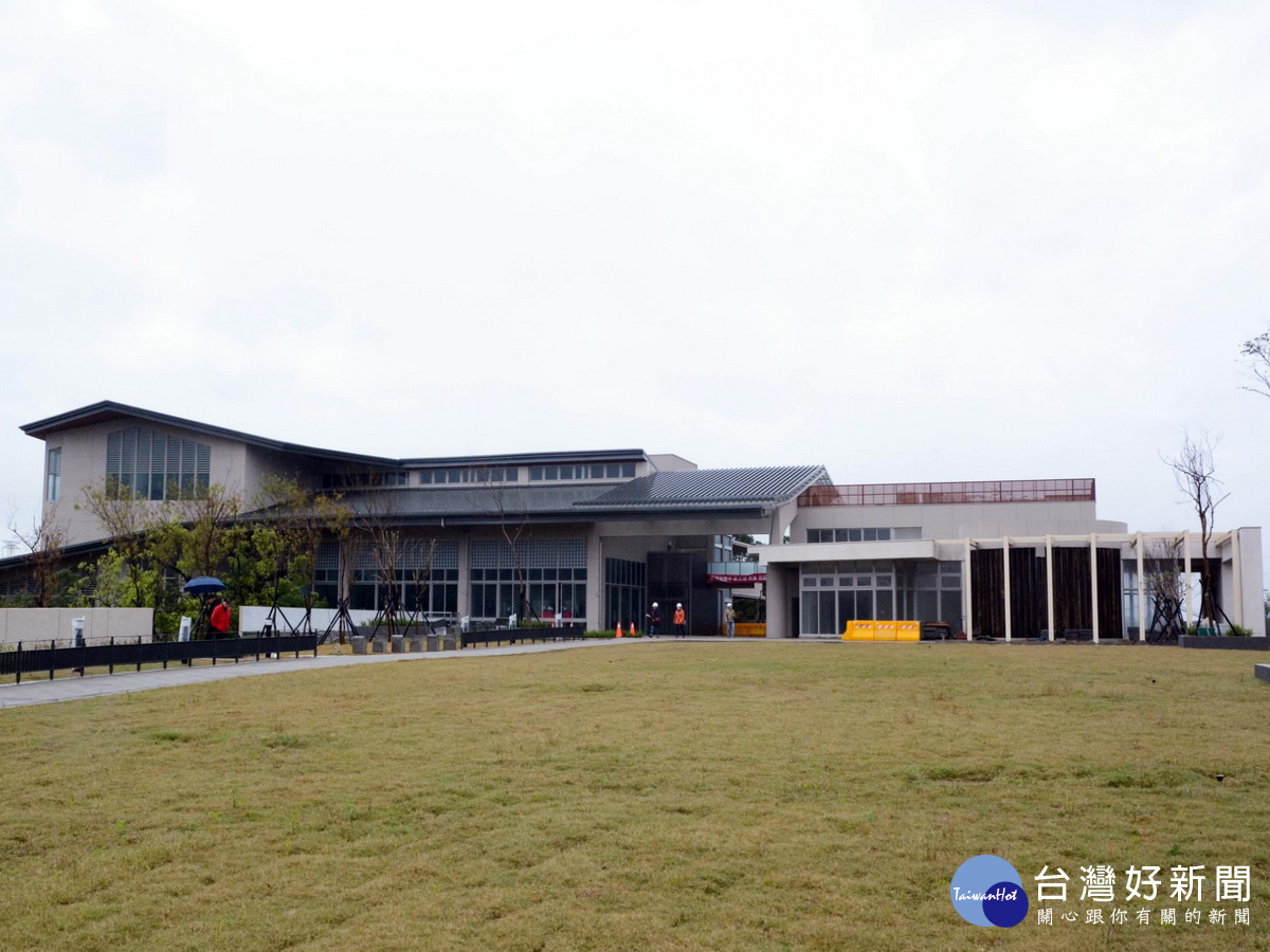 興建中的桃園市立圖書館龍潭分館暨鄧雨賢台灣音樂紀念館外觀。