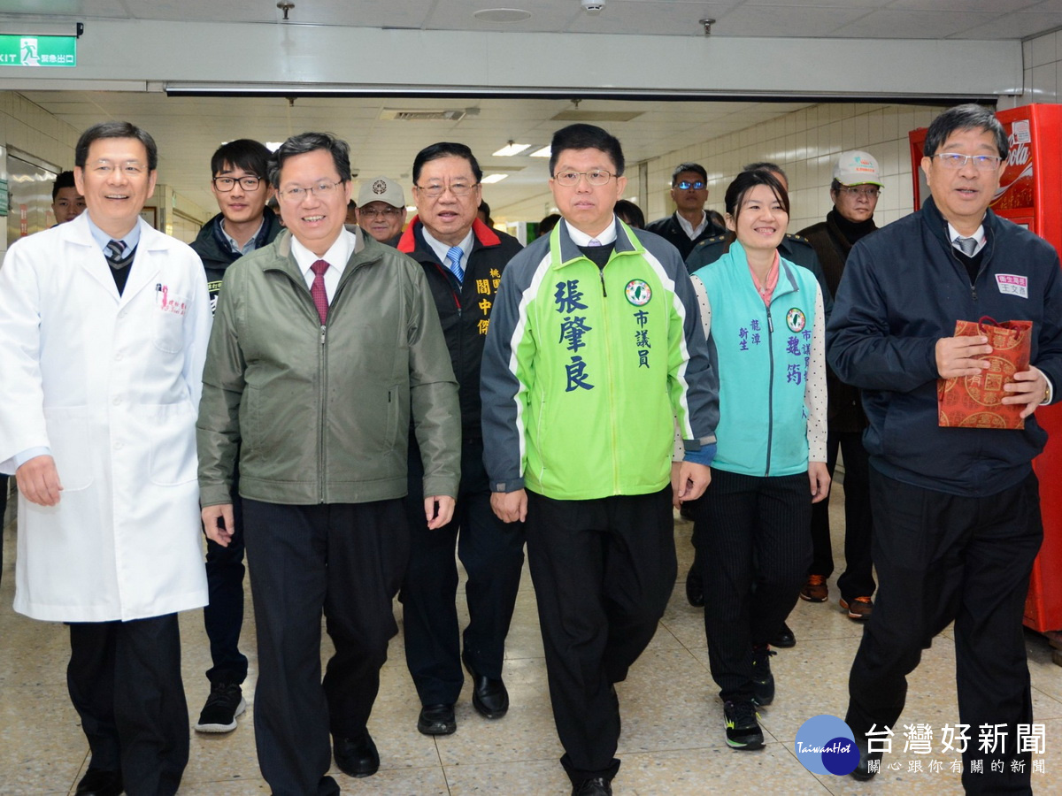 桃園市長鄭文燦前往國軍桃園總醫院慰勞醫護人員並表達感謝。