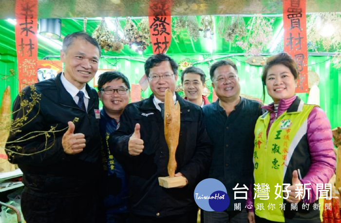 鄭市長表示，農創市集年貨大街自2月10日至14日，每日都有優惠及主題活動，歡迎市民前來感受熱鬧的過節氣氛。