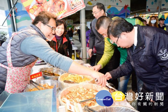 鄭文燦說,成立農創市集的目的在於展現桃園優質農創產品,豐富市民生活。