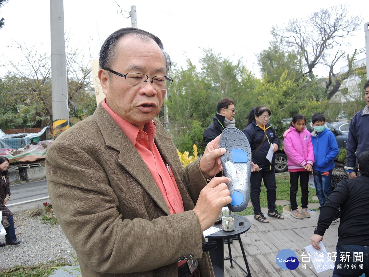 雨鞋硬梆梆傷足　歐立達贈科技足墊減輕農民雙腿負擔