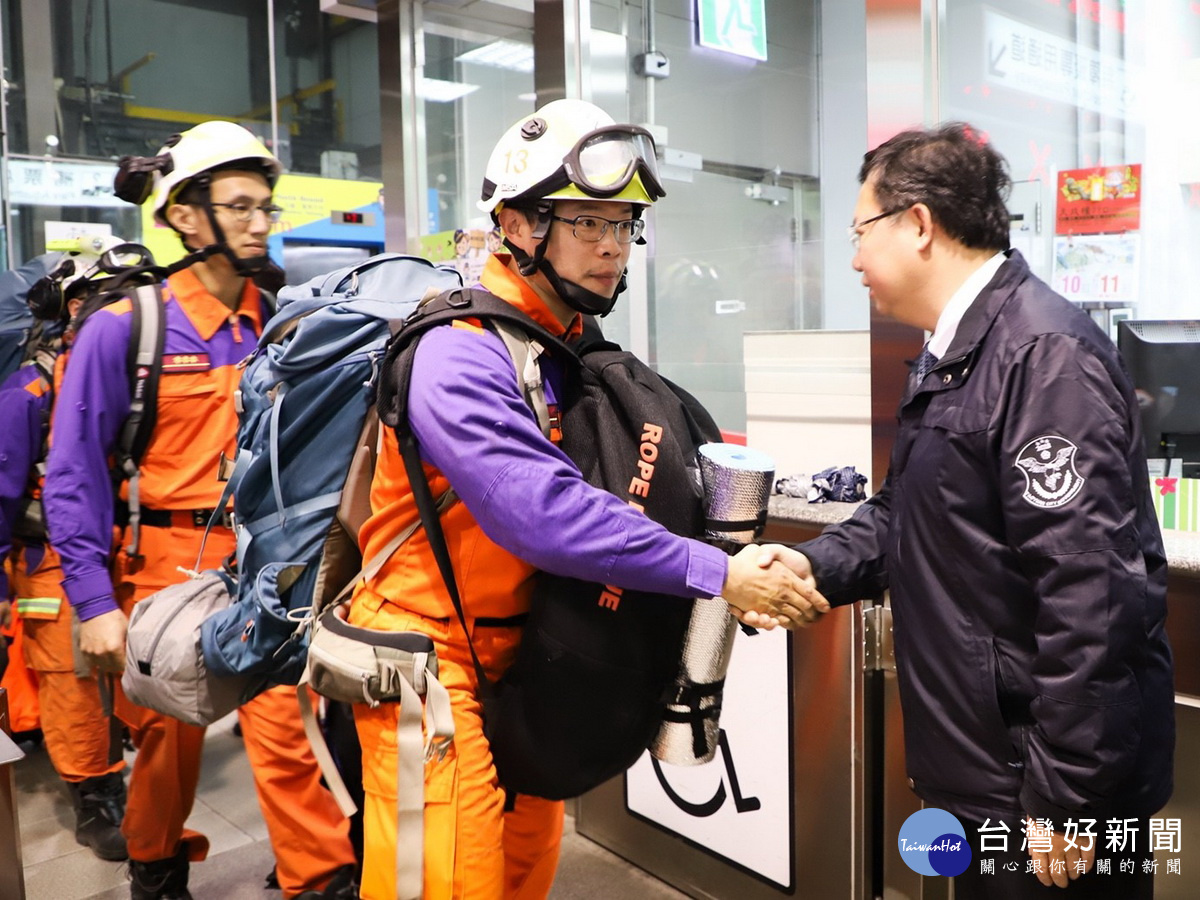 桃園市長鄭文燦親往桃園火車站迎接支援0206花蓮震災第一梯消防搜救英雄返家。