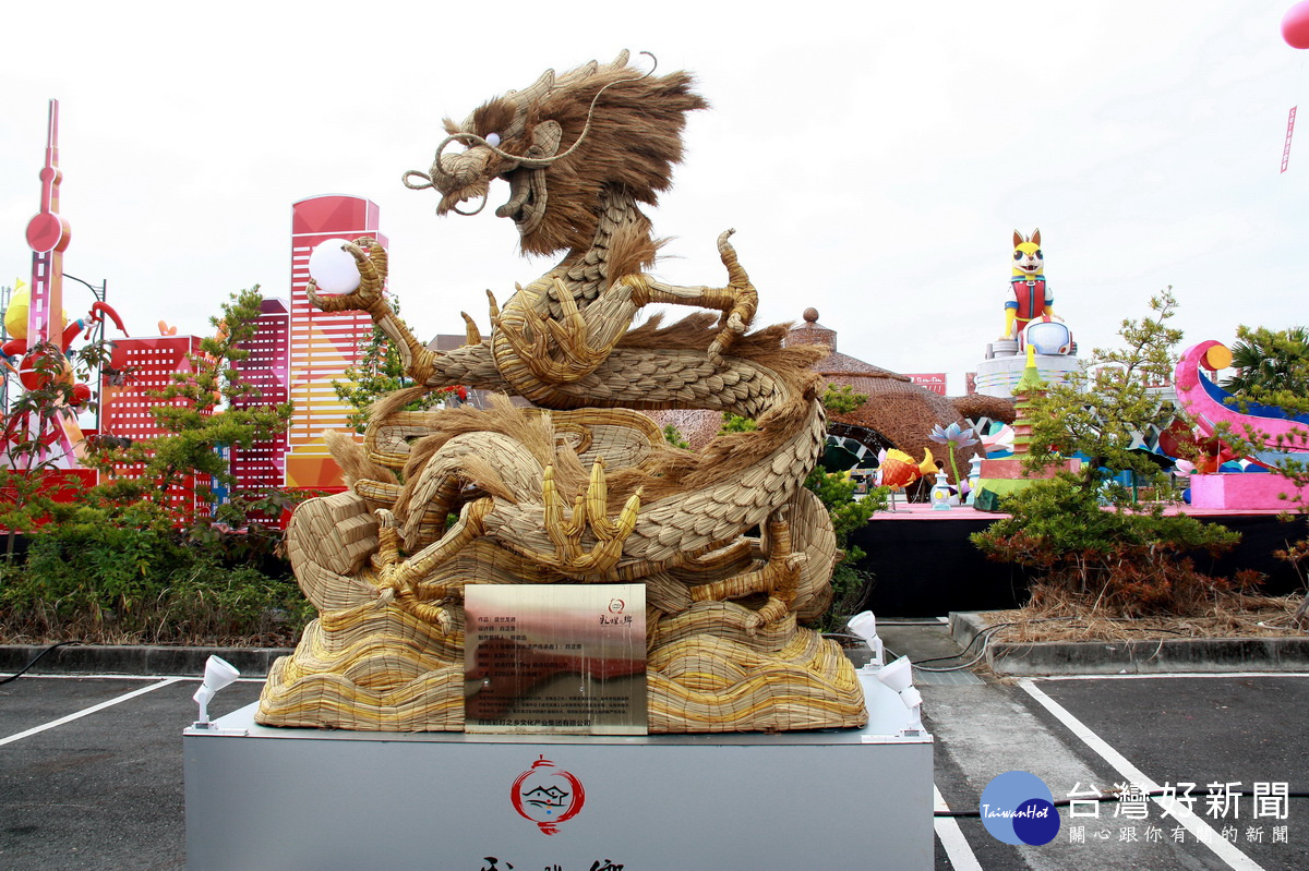 盛世龍騰以草雕方式完成過程複雜。(記者扶小萍攝)