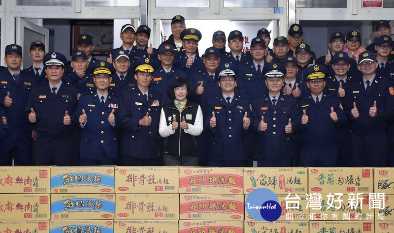 秘書長黃玉霜前往北港等分局,慰問員警及協勤民力之辛勞。(記者陳昭宗拍攝)