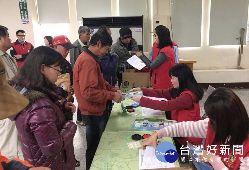 經立委蘇治芬等積極協助,漁民們開心領取國有土地租賃契約書。(記者陳昭宗拍攝)