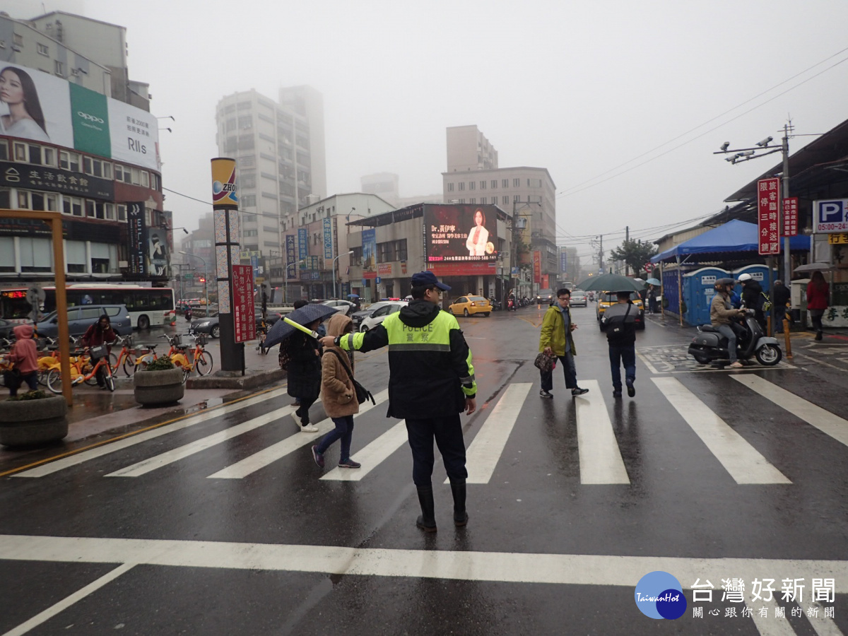 中壢分局呼籲民眾若遇交流道壅塞，建議改走替代道路。