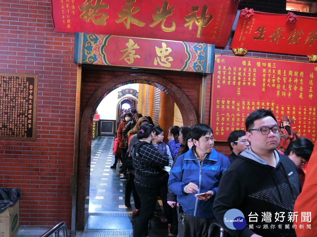 圖說:許多民眾從一大早就在南天宮廟口排隊等候領取龍銀(帝錢) 。(記者賴淑禎攝)