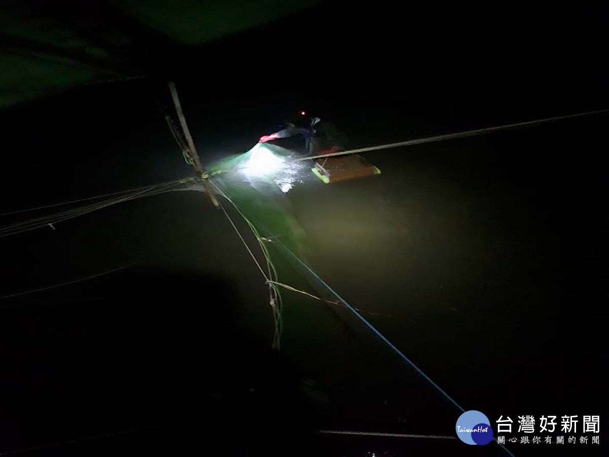 鰻苗價創新高貴如黃金漁 民強忍寒風海邊捕鰻苗