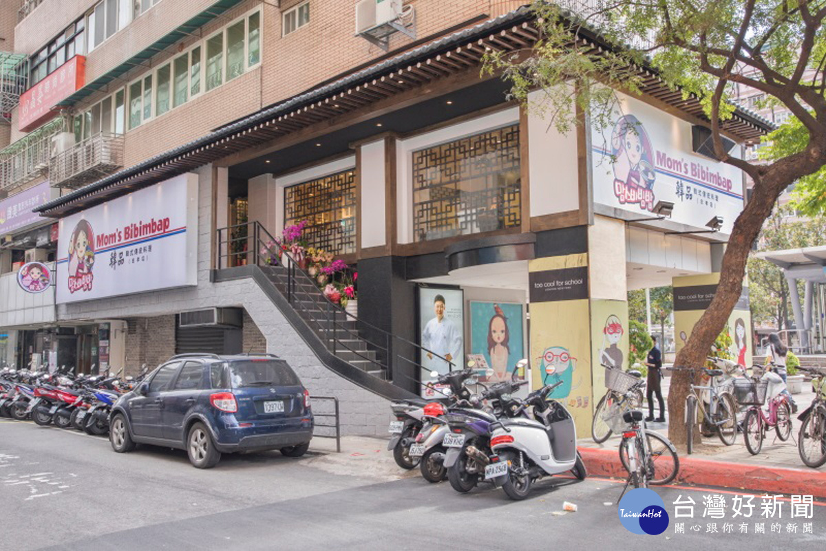 位於台北市東區地下街14號出口前的韓品，具古色古香的窗櫺設計。