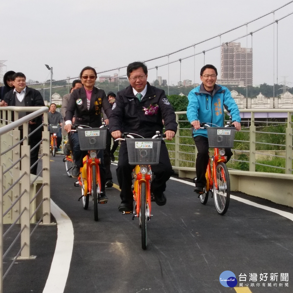 桃園市長鄭文燦與市議員於石門水庫大漢溪下游左岸線自行車道試騎自行車。